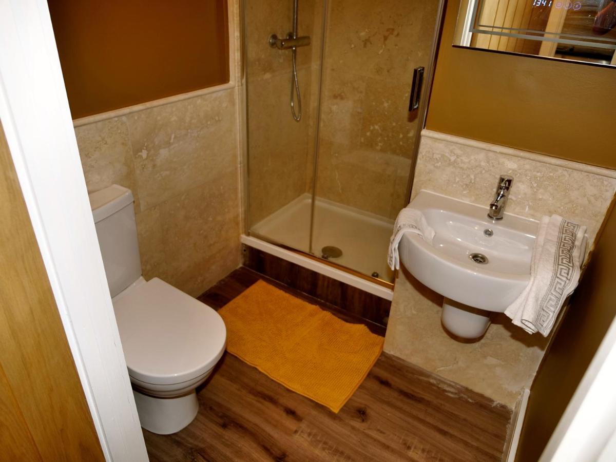 Ultra Deluxe Versace Apartment Near Sheffield Full Sky Tv Rotherham Esterno foto