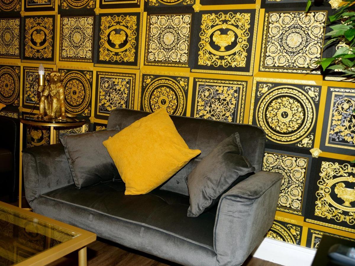 Ultra Deluxe Versace Apartment Near Sheffield Full Sky Tv Rotherham Esterno foto